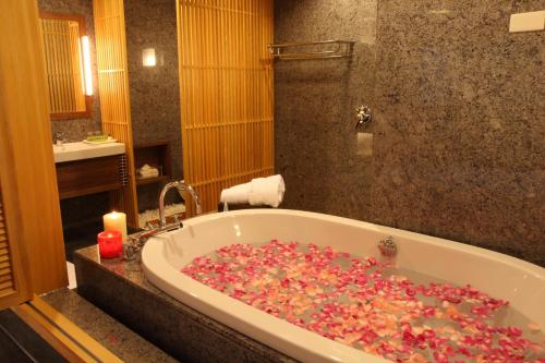 乌来乌来Spring Spa温泉山庄的浴室设有装满许多喷水的浴缸。
