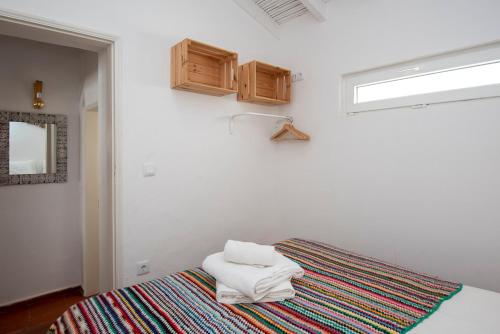 阿尔热祖尔Hillside 2 Aljezur old town的一间设有床铺的房间,上面有两条毛巾