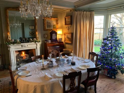 埃尔金Kilmorie House的用餐室配有带圣诞树的桌子