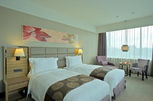 台北福容大飯店台北一館的酒店客房设有两张床和窗户。