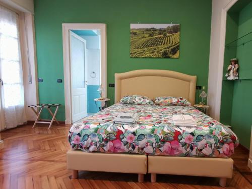 科莱尼奥B&B Ad Quintum Torino的一间位于绿色客房内的卧室,配有一张床