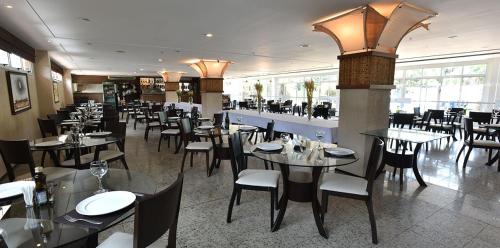 巴雷里尼亚斯Gran Lençois Flat Residence - Barrerinhas (Aptº Particular)的餐厅内带桌椅的用餐室
