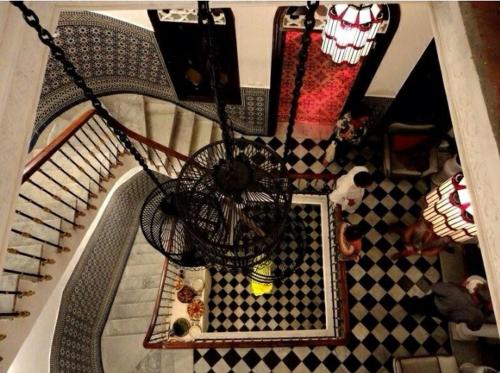 丹吉尔SUMMER HOUSE TANGER的吊灯,享有楼梯的上方景色