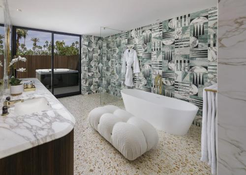 棕榈泉L'Horizon Resort & Spa, Hermann Bungalows的带浴缸和盥洗盆的浴室