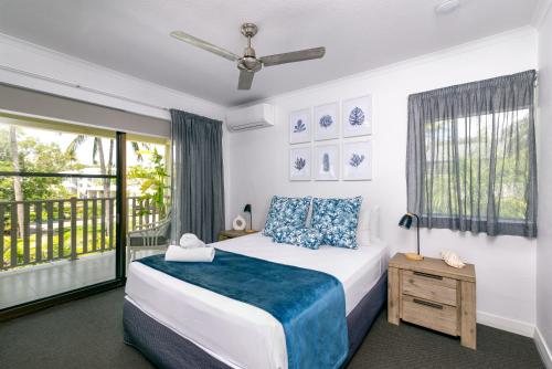 道格拉斯港海景假日热带礁公寓的一间卧室设有一张床和一个窗口