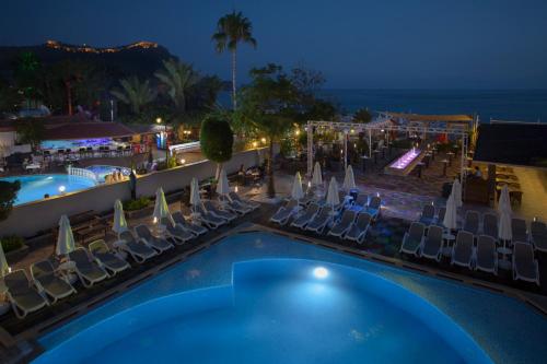Xperia Saray Beach Hotel内部或周边泳池景观