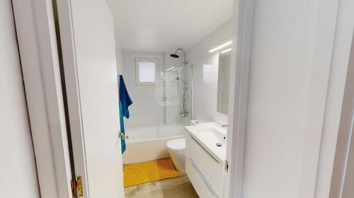 罗列特海岸Apartamentos Eldorado的白色的浴室设有水槽和卫生间。