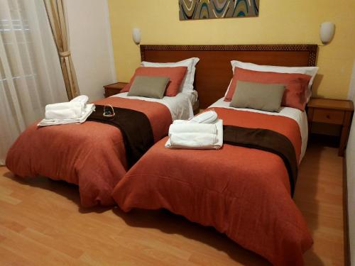 圣文森特Hotel La Chance的酒店客房,配有两张带毛巾的床