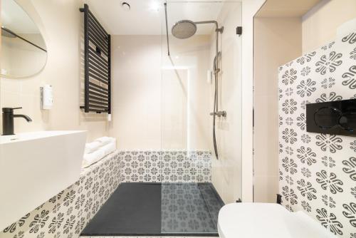 巴斯克卡拉奇De BrauHotel的带淋浴、卫生间和盥洗盆的浴室