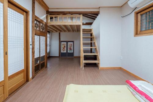 大邱Aega Hanok Guesthouse的客房设有双层床和楼梯。