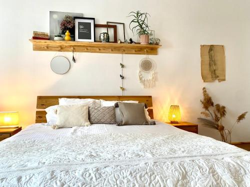 克卢日-纳波卡Camino Home的一间卧室配有一张带两盏灯的大型白色床。