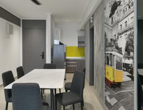 怡保New Ipoh The Majestic Condo Homestay的一间配备有白色桌椅的用餐室