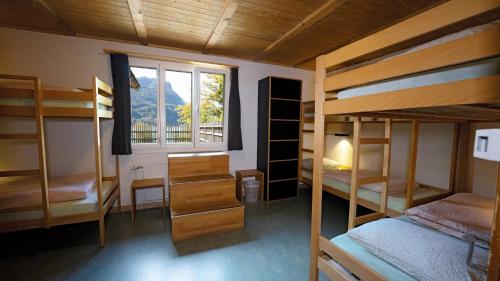 布里恩茨布里恩茨青年旅舍的客房设有几张双层床和窗户。