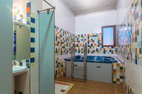 里奥帕尔里奥帕尔温泉酒店的一间带水槽和淋浴的浴室