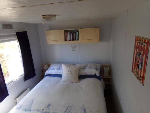 伯克顿Happydaze Caravan的一间小卧室,配有床和窗户