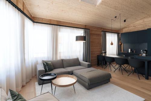 Andermatt Alpine Apartments的休息区