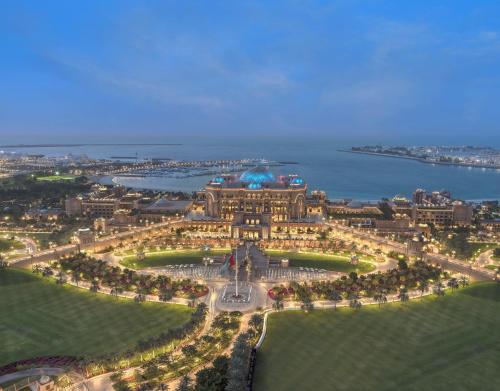 阿布扎比Emirates Palace Mandarin Oriental, Abu Dhabi的享有公园的大型建筑的空中景致