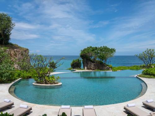 乌鲁瓦图Jumeirah Bali的一个以海洋为背景的无边游泳池