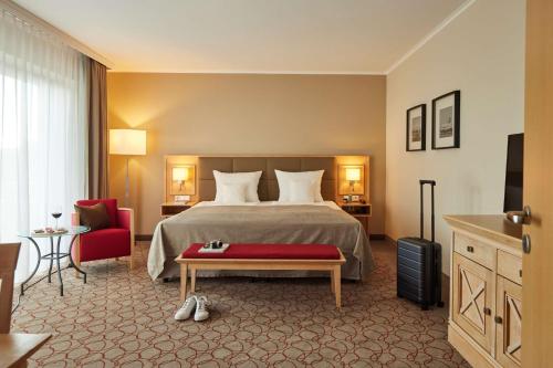 汉堡贝斯特韦斯特精品艾尔斯特尔克尔格酒店的酒店客房,配有一张床和一张红色椅子