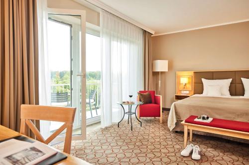 汉堡贝斯特韦斯特精品艾尔斯特尔克尔格酒店的酒店客房设有一张床和一个阳台。