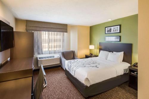 西瓦利城Sleep Inn West Valley City - Salt Lake City South的酒店客房,配有床和电视