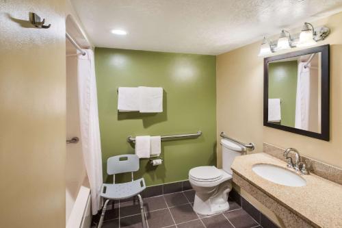 西瓦利城Sleep Inn West Valley City - Salt Lake City South的一间带卫生间、水槽和镜子的浴室