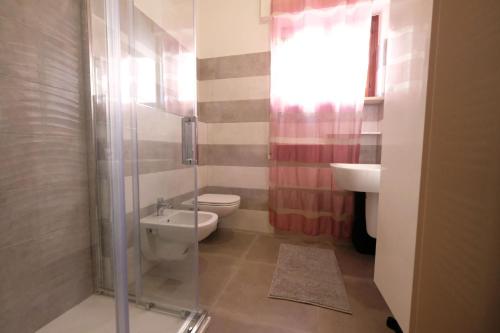 皮内托Malibù 5 Pineto Vacanza的浴室配有卫生间、盥洗盆和淋浴。