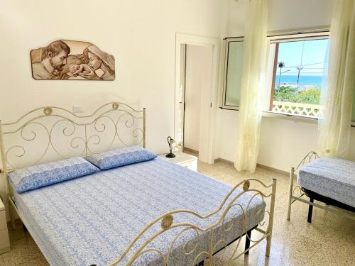 托雷瓦多Le macchie - Vacanza nel verde的一间卧室设有一张床和一个窗口
