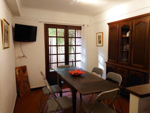 科利尤尔6MIR17 - Chaleureuse maison de pêcheurs idéalement située的一间带桌椅的用餐室