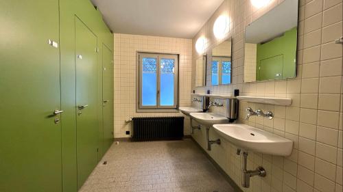 格林德瓦青年旅舍的一间浴室