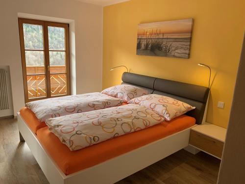 丘萨Appartment Valentin的卧室内的一张带两个枕头的床