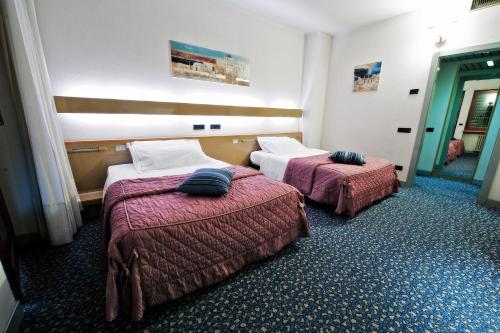 比耶拉米开朗基罗酒店的一间酒店客房,房间内设有两张床