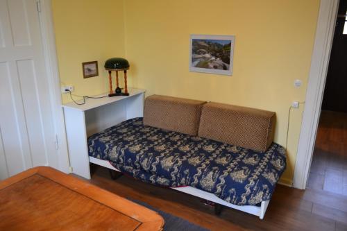 洛索内Casa Sabina in CH 6616 Losone Tessin的小房间设有一张床和一张桌子
