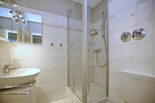 博尔滕哈根Sünnslag Wohnung 058的带淋浴和盥洗盆的浴室