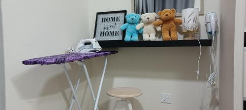 新山HOMESTAY ARC @ AUSTIN HILLS JB的墙上挂着装满动物的架子和凳子