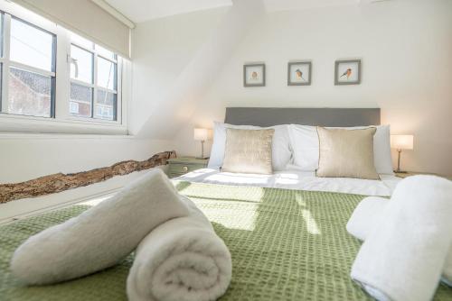 黑尔斯沃思Candy Cottage Halesworth Air Manage Suffolk的一间卧室配有一张大床和毛巾