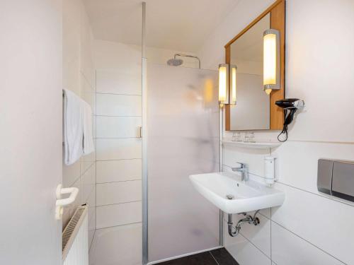 梅尔松根宜必思卡塞麦苏根酒店的白色的浴室设有水槽和淋浴。
