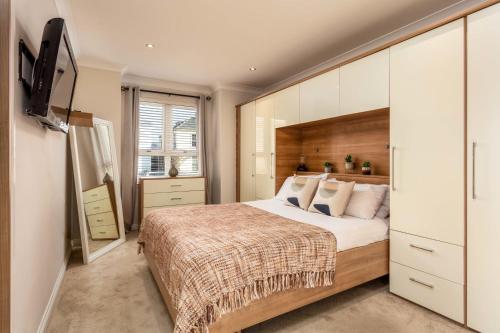 基尔马诺克London Gate No1 - Donnini Apartments的一间卧室配有一张大床和木制床头板