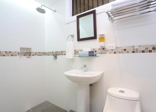 萨拉皮基Horquetas River Lodge的白色的浴室设有水槽和卫生间。
