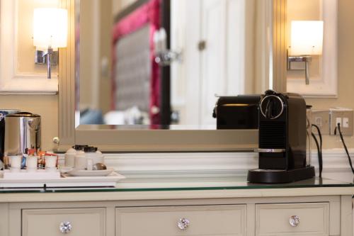 爱丁堡The Haymarket Hotel的厨房柜台配有咖啡壶和镜子