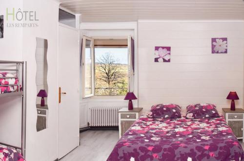 NozeroyHôtel Les Remparts的一间卧室设有一张床和一个窗口