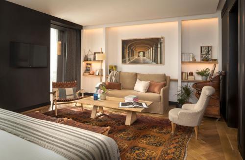 巴塞罗那Hotel Casa Sagnier的客厅配有沙发和桌子