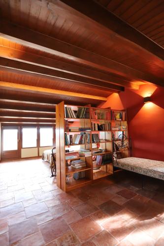 莫雷拉Ático Marqués Figuera的带两张双层床的客房,拥有橙色的墙壁