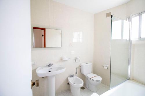 格罗韦Hotel Alda Vía Norte的白色的浴室设有卫生间和水槽。