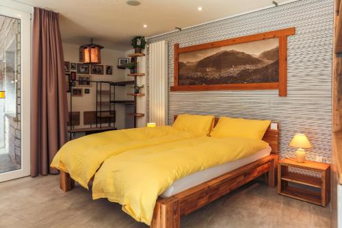 朱比亚斯科Scarpapè的一间卧室配有一张带黄色床单的大床