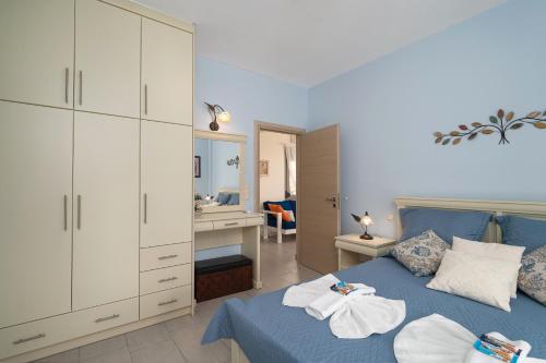 皮特斯迪亚Villa Jodi的一间带蓝色床的卧室和一间浴室