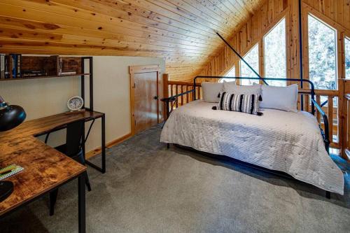 雷德蒙德Juniper Ridge Chalet at Eagle Crest Resort的小木屋内一间卧室,配有一张床