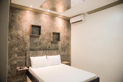 博阿维斯塔Nidore Motel的一间卧室设有一张床和一面墙