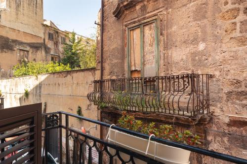 Open Sicily Homes "Residence ai Quattro Canti" - Self check in - Deposito Bagagli的阳台或露台