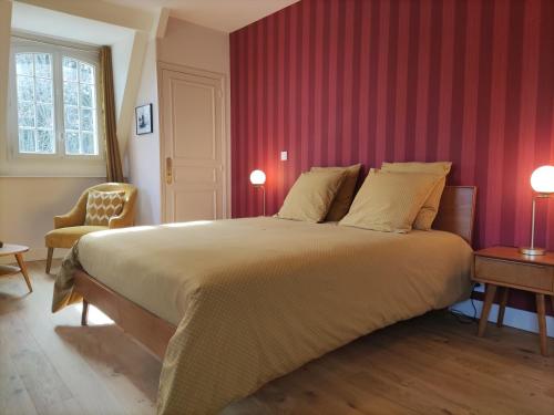 Lingèvreschambre SIXTIES的一间卧室设有一张带红色墙壁的大床